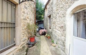 Nice home in Molires-Cavaillac with 3 Bedrooms and WiFi