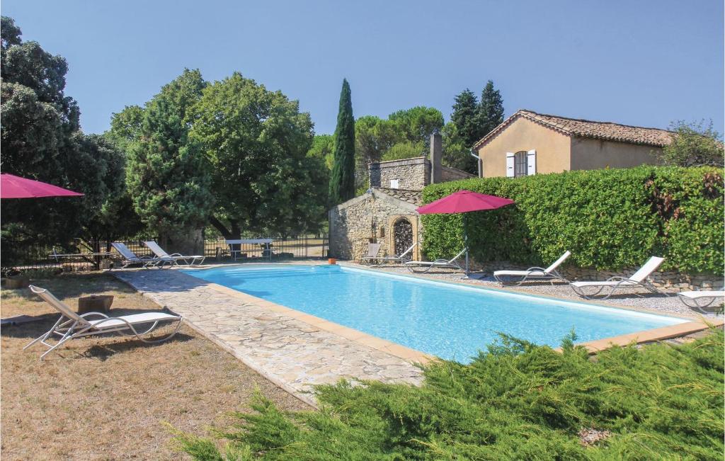 Maison de vacances Nice home in Mondragon with 6 Bedrooms, Private swimming pool and Outdoor swimming pool  84430 Mondragon