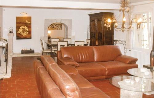 Nice home in Mondragon with 6 Bedrooms, Private swimming pool and Outdoor swimming pool