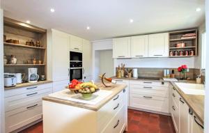 Nice home in Mondragon with 6 Bedrooms, Private swimming pool and Outdoor swimming pool