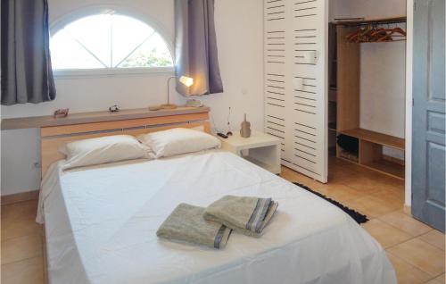 Nice home in Montblanc with 4 Bedrooms, WiFi and Outdoor swimming pool