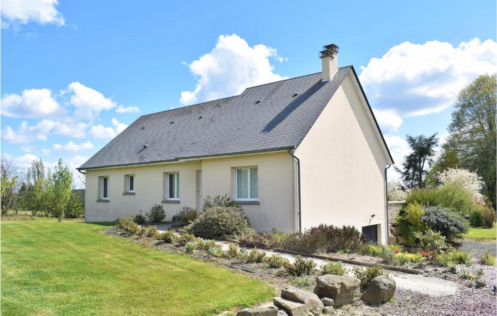 Nice home in Montchamp with 4 Bedrooms and WiFi , 14350 Montchamp