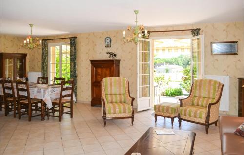 Nice home in Montignac with 3 Bedrooms, WiFi and Outdoor swimming pool