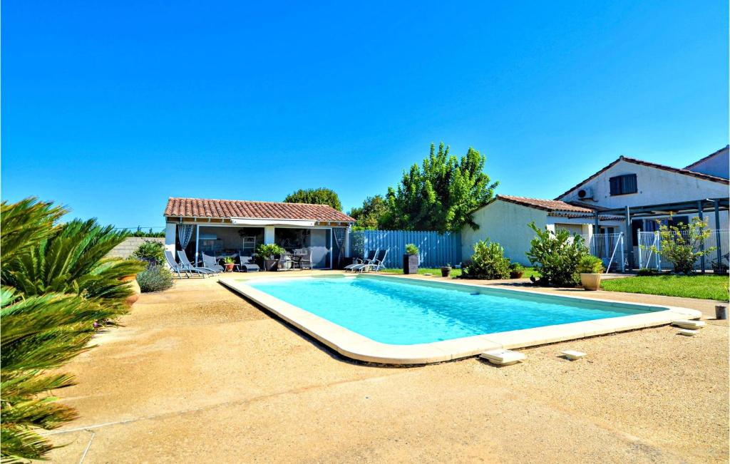 Maison de vacances Nice home in Mouls with Outdoor swimming pool, WiFi and 3 Bedrooms  13280 Moulès