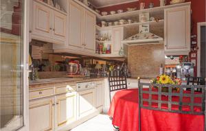 Nice home in Murviel-les-Bziers with 3 Bedrooms, WiFi and Outdoor swimming pool
