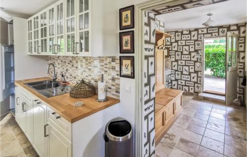 Nice home in Nouan-le-Fuzelier with WiFi and 3 Bedrooms