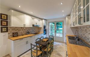 Nice home in Nouan-le-Fuzelier with WiFi and 3 Bedrooms