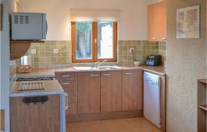 Nice home in Parcay les Pins with 3 Bedrooms, Jacuzzi and WiFi