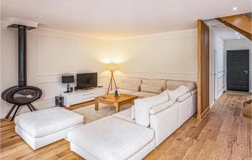 Nice home in Pessac with Outdoor swimming pool, 4 Bedrooms and WiFi