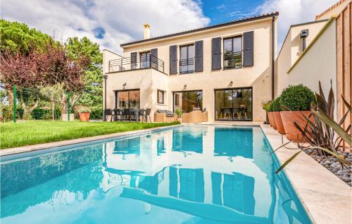 Nice home in Pessac with Outdoor swimming pool, 4 Bedrooms and WiFi