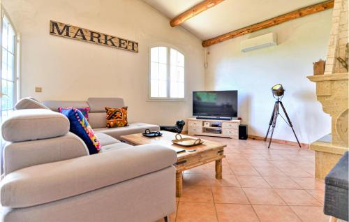 Nice home in Pierrelatte with 4 Bedrooms, WiFi and Outdoor swimming pool