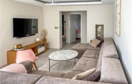 Nice home in Piolenc with Outdoor swimming pool, WiFi and 4 Bedrooms