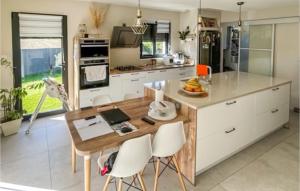 Nice home in Piolenc with Outdoor swimming pool, WiFi and 4 Bedrooms