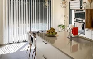 Nice home in Piolenc with Outdoor swimming pool, WiFi and 4 Bedrooms