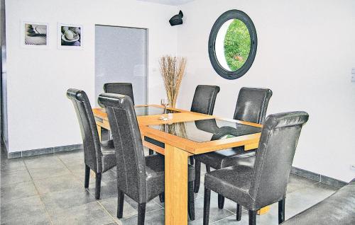 Nice home in Plobannalec-Lesconil w/ 3 Bedrooms