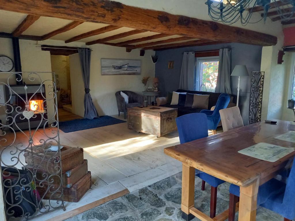 Nice home in Pont Saint Esprit with 4 Bedrooms, WiFi and Outdoor swimming pool 30130 Pont-Saint-Esprit