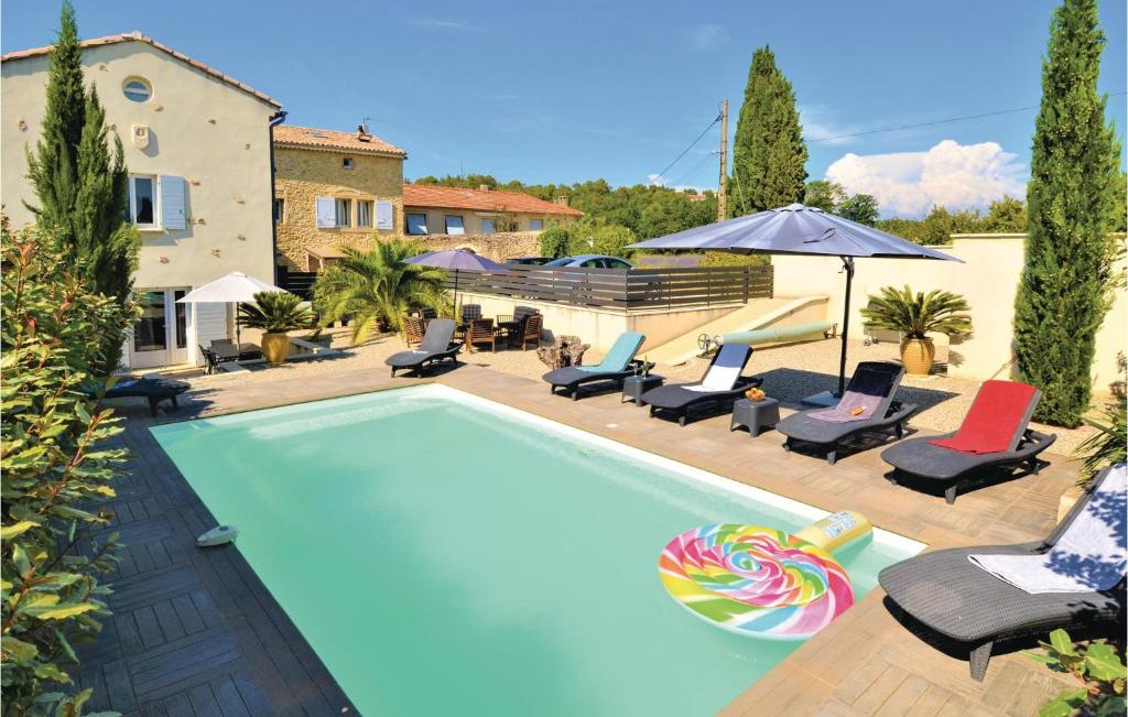 Nice home in Pont Saint Esprit with 4 Bedrooms, WiFi and Outdoor swimming pool , 30130 Pont-Saint-Esprit