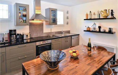Nice home in Pont Saint Esprit with 4 Bedrooms, WiFi and Outdoor swimming pool