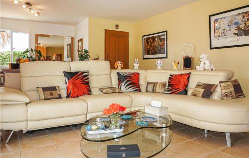Nice home in Puisserguier with 2 Bedrooms, WiFi and Outdoor swimming pool