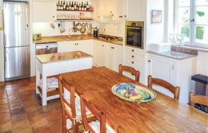 Nice home in Ribaute with 5 Bedrooms, Private swimming pool and Outdoor swimming pool