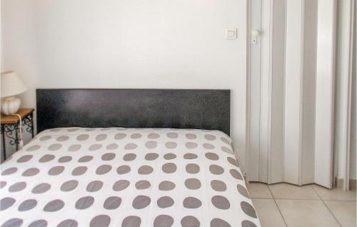 Nice home in Robion with 1 Bedrooms, WiFi and Outdoor swimming pool