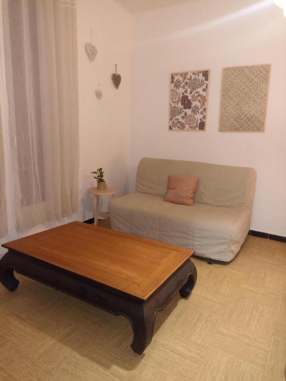 Nice home in Rognonas with WiFi, Heated swimming pool and 2 Bedrooms 13870 Rognonas