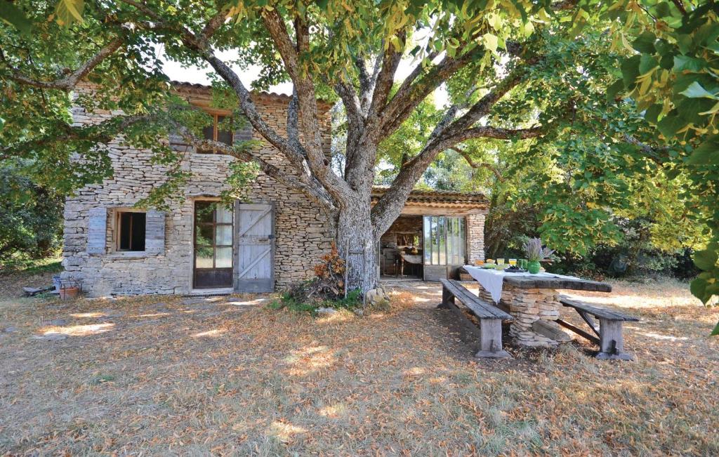 Nice home in Saignon with 1 Bedrooms and WiFi , 84400 Saignon