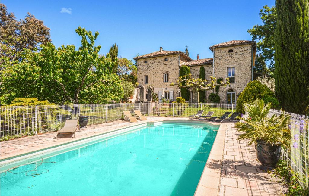 Maison de vacances Nice home in Saint-Ambroix with 10 Bedrooms, WiFi and Outdoor swimming pool  30500 Saint-Ambroix