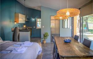 Nice home in Saint-Julien-de-Peyrol with Outdoor swimming pool and WiFi