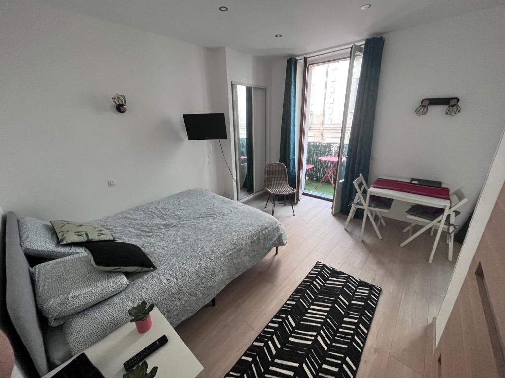 Nice home in Saint Pabu with WiFi, Outdoor swimming pool and Heated swimming pool