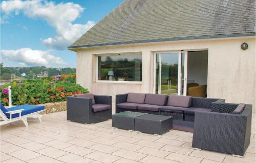 Nice home in Saint Pabu with WiFi, Outdoor swimming pool and Heated swimming pool