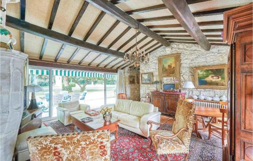 Nice home in Saint-Vivien-de-Medoc with WiFi, Private swimming pool and Outdoor swimming pool