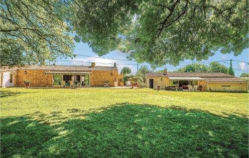 Nice home in Saint-Vivien-de-Medoc with WiFi, Private swimming pool and Outdoor swimming pool