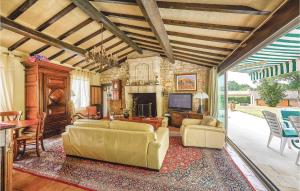 Nice home in Saint-Vivien-de-Medoc with WiFi, Private swimming pool and Outdoor swimming pool