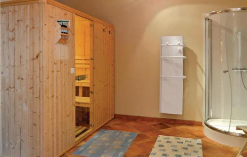 Nice home in Sainte Alvre with 6 Bedrooms, WiFi and Private swimming pool