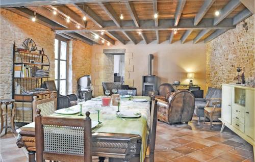 Nice home in Sainte Alvre with 6 Bedrooms, WiFi and Private swimming pool