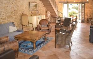 Nice home in Sainte Alvre with 6 Bedrooms, WiFi and Private swimming pool
