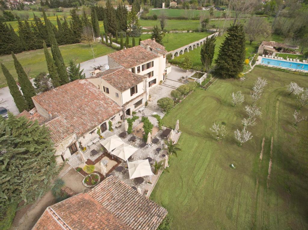 Nice home in Sauveterre with 4 Bedrooms, WiFi and Outdoor swimming pool 30150 Sauveterre