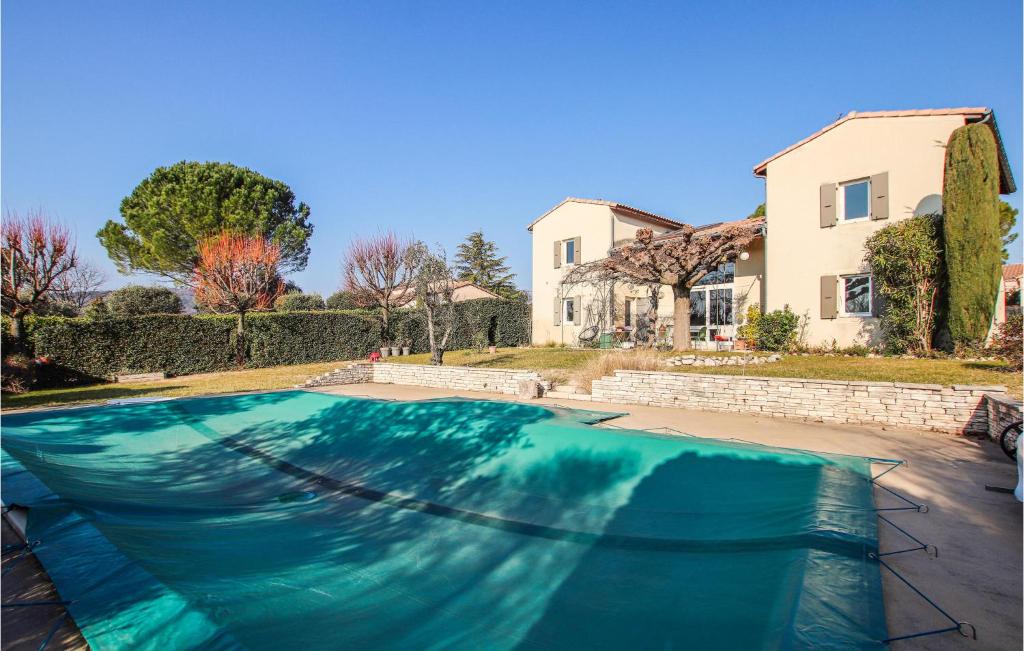Maison de vacances Nice home in Sauzet with WiFi, Private swimming pool and 5 Bedrooms  26740 Sauzet