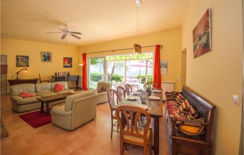 Nice home in Spracdes with WiFi, Private swimming pool and Outdoor swimming pool