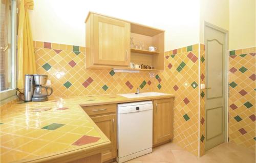 Nice home in Spracdes with WiFi, Private swimming pool and Outdoor swimming pool