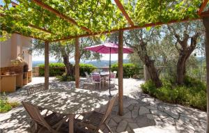 Nice home in Spracdes with WiFi, Private swimming pool and Outdoor swimming pool