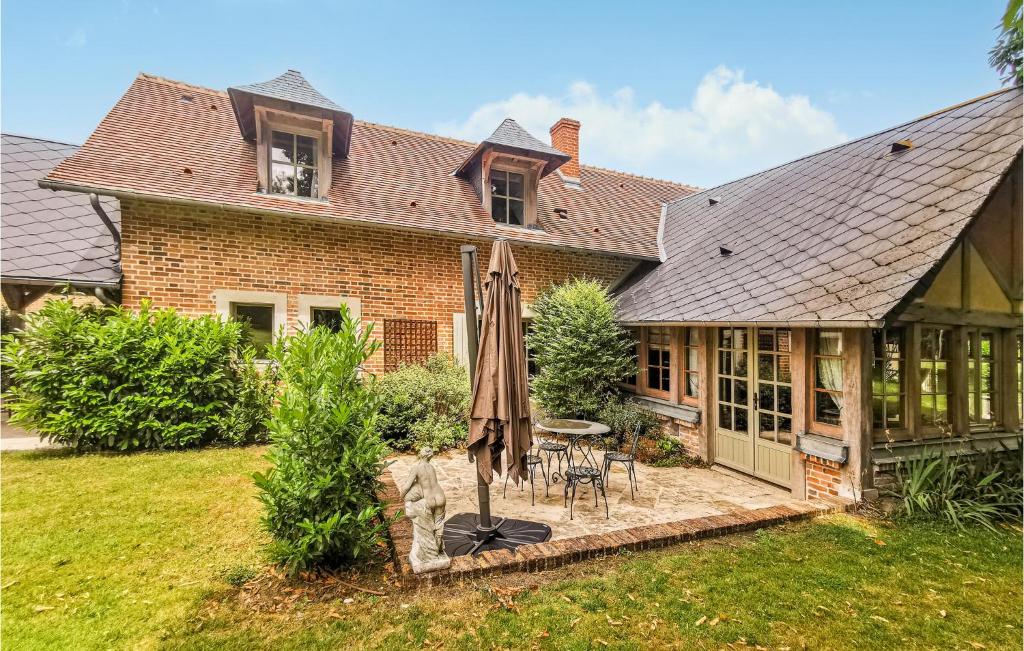 Nice home in St, Aubin de Cadeleche with 4 Bedrooms, WiFi and Outdoor swimming pool 24500 Lalandusse