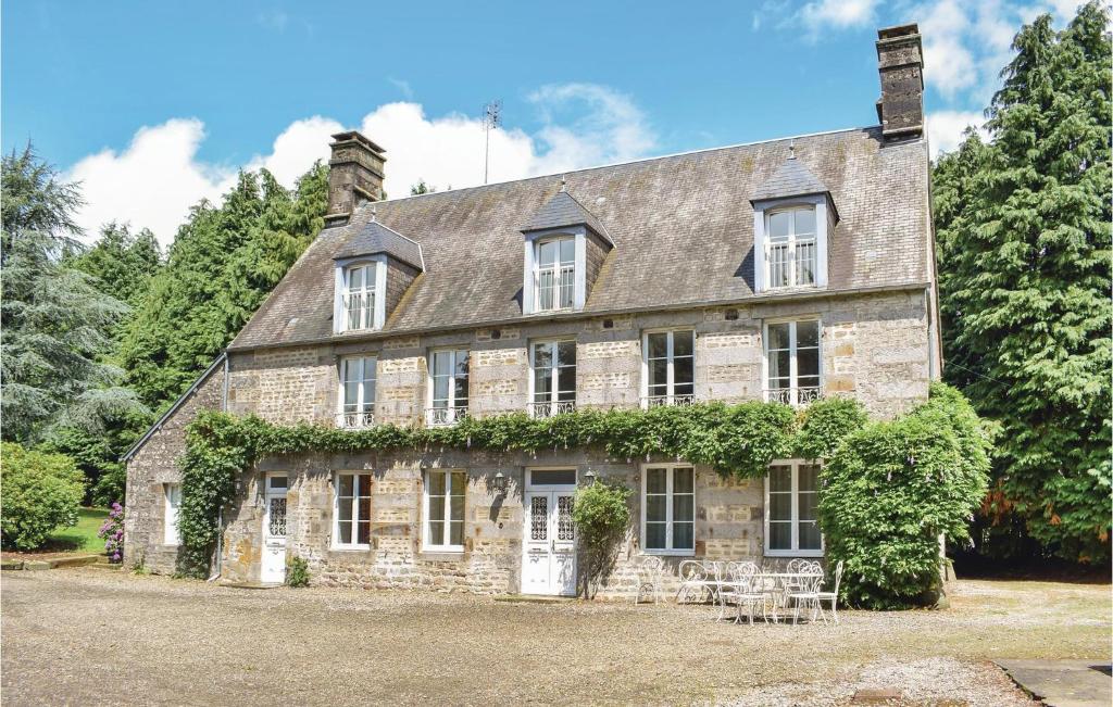 Nice home in St Clment Rancoudray with 7 Bedrooms and Internet , 50140 Mortain