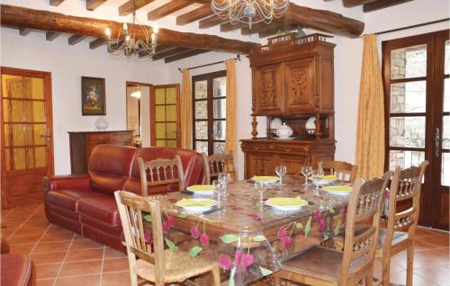 Nice home in St Martin De castillon with 3 Bedrooms, Private swimming pool and Outdoor swimming pool