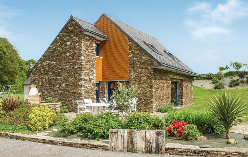 Nice home in St Martin des Pres with 4 Bedrooms, WiFi and Private swimming pool , 22320 Ville Morvan
