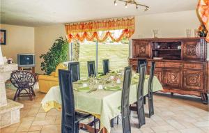 Maison de vacances Nice home in St Martin des Pres with 4 Bedrooms, WiFi and Private swimming pool  22320 Ville Morvan Bretagne