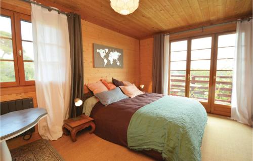 Nice home in Thezan-les-Bziers with 4 Bedrooms and Outdoor swimming pool