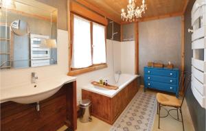 Nice home in Thezan-les-Bziers with 4 Bedrooms and Outdoor swimming pool