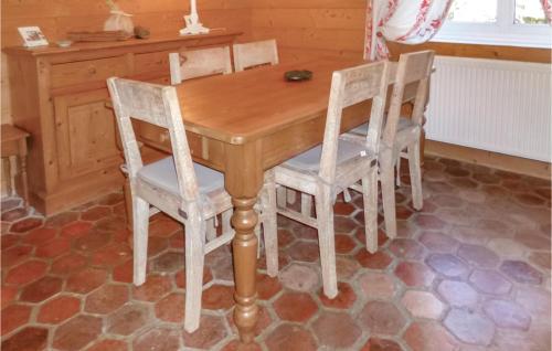Nice home in Vaudoy-en-Brie with 3 Bedrooms, WiFi and Indoor swimming pool